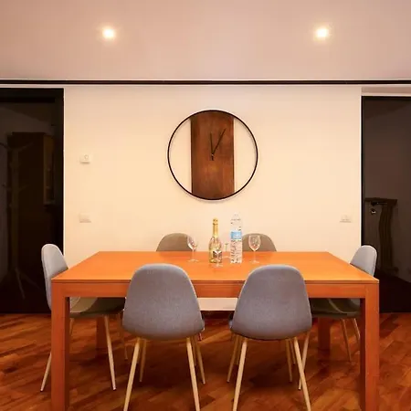 Luxury + Private Parking - Center *