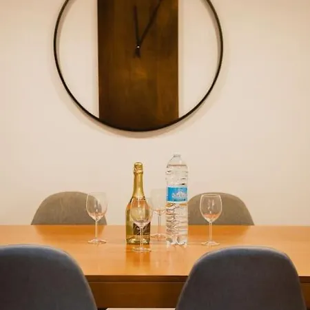 Luxury + Private Parking - Center Apartment